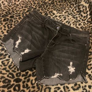 Distressed cut off shorts🐍